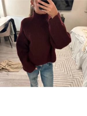 Vinröd stickad polotröja - Mysig vinröd stickad polotröja med breda ärmar och hög hals. Tröjan är från H&M!💕