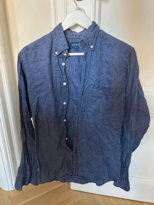 Eton Linneskjorta - Tja! Säljer min skitfina linneskjorta från Eton! Köptes för runt 2 tusen om jag minns rätt. Superfin skjorta perfekt för fest eller sommarkvällar. Storlek small och sitter true to size. Hör av dig vid minsta fråga eller fundering!