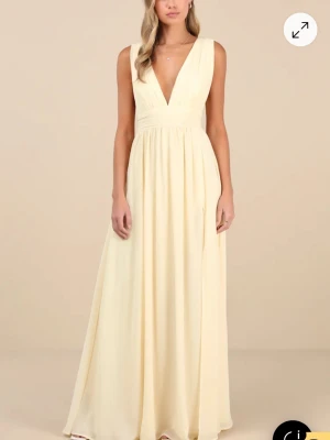 Ljusgul långklänning med v-ringning - Elegant ljusgul klänning. Köpte till balen men den passade tyvärr inte mig. Den är därför helt oanvänd med prislappen kvar! Pris kan diskuteras 💗