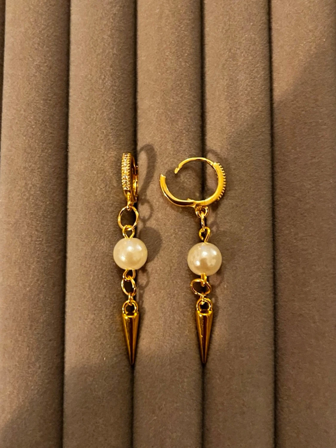 Guldörhängen med pärlor och spikes - 1