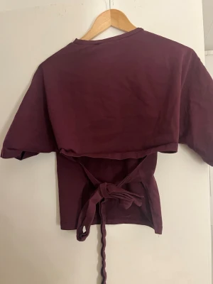 Tie Back Top - Superfin vinröd tie back top från nelly. Använd fåtal gånger, i storlek S🌸