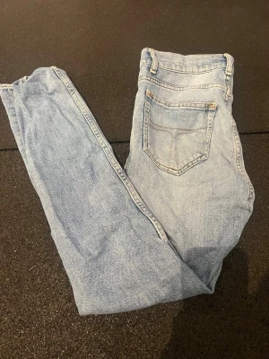 Ljusblå slim fit jeans - Säljer ett par ljusblå Evolve jeans från tiger of Sweden. Storlek 28/32 och skicket är väldigt bra.