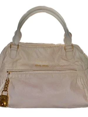 Miu Miu väska - Vit/beige/créme/ljusrosa vitello bag från Miu Miu i skinn med guldlås. Har även en avtagbar axelrem som hör till. 