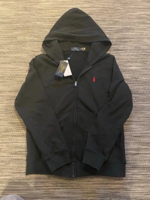 Svart hoodie från Polo Ralph Lauren - Säljer en snygg Ralph Lauren huvtröja! Hoodien är i mycket bra skick och har inga defekter. Storlek S. Om ni har några frågor så är de bara att höra av er!😃