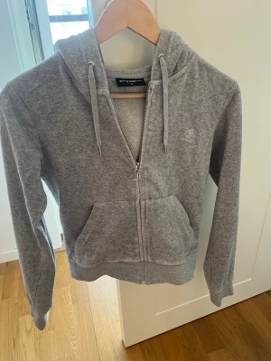 grått Juicy set - Juicy sett i bra men använt skick, tröjan är fin, byxorna har en knapp som lossnat 💕