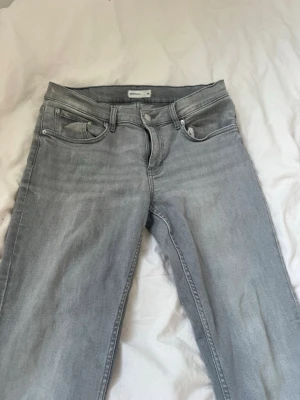 Grå jeans från Gina Tricot - Gråa bootcut lågmidjade jeans köpa på gina för 499 men är nu slutsålda. Sitter fint och skönt 