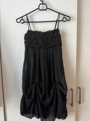 Svart kortklänning  - Perfekt om du ska ut med vänner eller på kiddag. Har används vid flera tillfällen, men sparsamt.