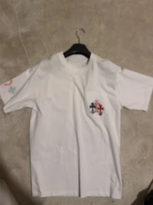 Chrome Hearts tshirt vit - Chrome hearts tshirt i vit helt ny skick size är S men passar även M