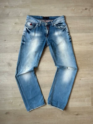 Blåa Dsquared2 Jeans W31 L34 - Fina Blåa DSQUARED2 jeans i blå färg. Jeansen är i mycket bra skick och sparsamt använda.  Äkta som allt annat jag säljer! ✅  Storlek: W31 Skick: Mycket Bra Skick  Färg: Blå Märke: DSQUARED2 Modell: Jeans   Hör gärna av dig vid frågor så svarar jag så fort jag kan! 😁  