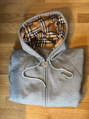 Blueberry grå hoodie - Grå kofta från Blueberry. Stl L rätt liten, går mot M. Nästintill oanvänd. 