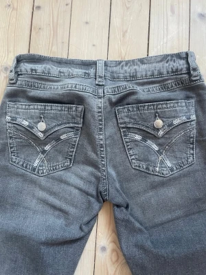 Gina Young jeans - Säljer dessa utsvängda lågmidjade jeans från Gina Young. I storlek 170, jag är 173 och de sitter bra på mig. Men de passar nog de som är 165-175. Inga defekter, som nya❤️