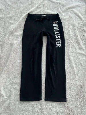 Hollister vida byxor  - Ett par byxor från Hollister i storlek XS. Rakt över midjemått: ca 36cm. Innebenslängd: ca 70cm. Jag fraktar inom 24h, frakt med PostNord prioriteras. Se liknande plagg i min profil! 