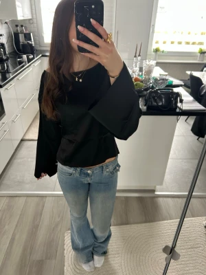 Svart satin topp - Säljer en snygg svart satin topp från Nelly som man knyter i ryggen 💕