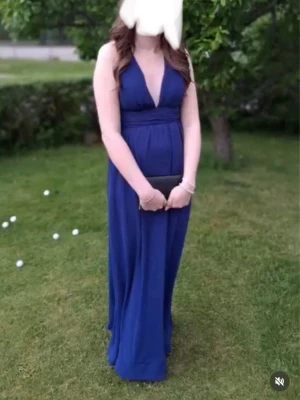 Nelly balklänning  - Snygg mörkblå långklänning, bara använd en gång och kan diskutera priset🥰