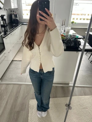 Cardigan  - Vitt cardigan från Gina tricot skriv vid intresse 💕