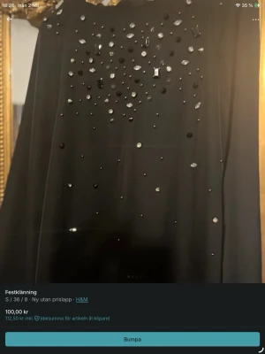 Svart festklänning med paljetter H&M - Svart festklänning från H&M dekorerad med glittrande paljetter och stenar framtill. Klänningen har en elegant och stilren design, perfekt för speciella tillfällen. Tillverkad i ett lätt och följsamt material.