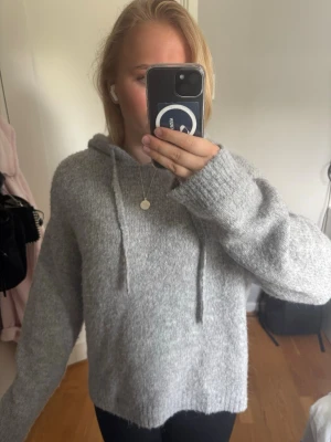 Stickad hoodie  - Stickad grå hoodie från Gina, använd ett fåtal gånger💕Skriv vid frågor!