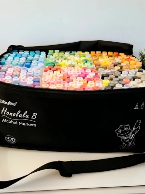 Ohuhu Honolulu B 320-pack markers (nya) - Stort set med nya 320 alkoholbaserade markers från Ohuhu, modell Honolulu B. Pennorna kommer i en svart, mjuk väska med dragkedja och axelrem. Färgerna är blandade i regnbågens alla nyanser, perfekt för teckning och illustration.