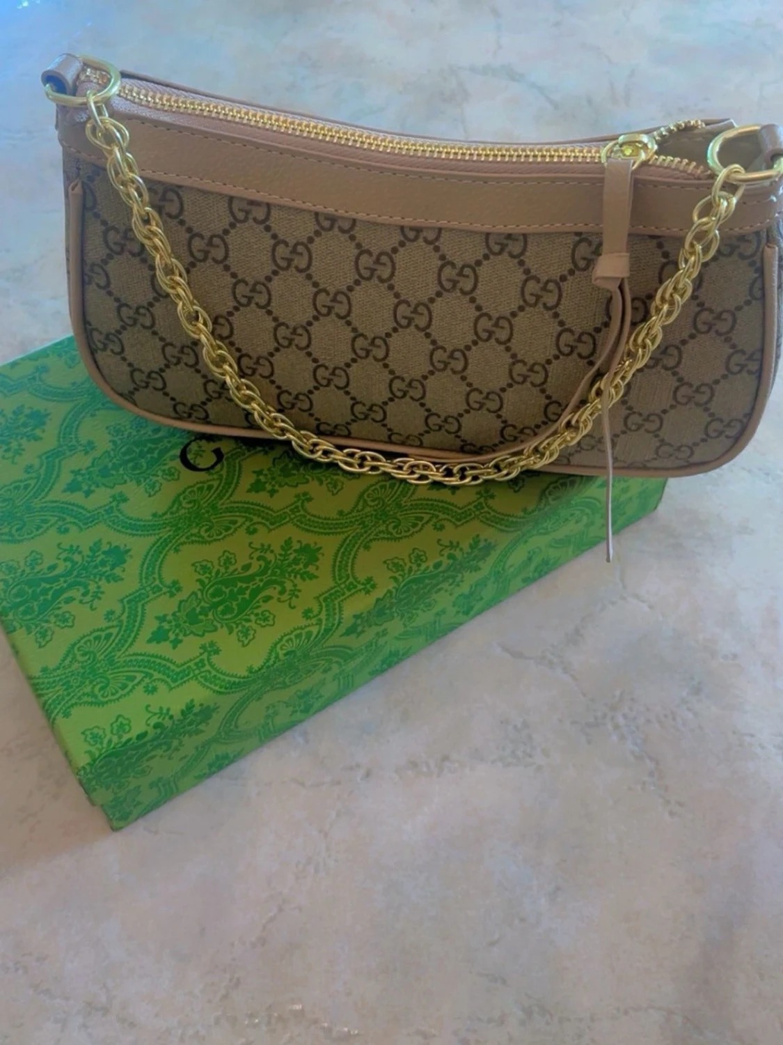 Gucci beige monogram axelremsväska - 2