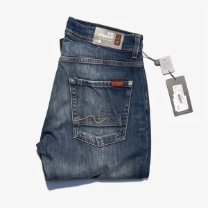 Blå slim fit jeans från 7 fam - Helt nya jeans från 7 for all man kind dem är vintage hittade dem i källaren priset går att diskutera det ör premium jeans skriv ifall ni har frågor