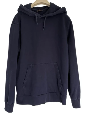 Blend hoodie - Säljer en tvär chill marin blå hoodie. Kanon bra skick, lite urtvättad bara. Stor huva vilket är extra snygg. Passar många stilar! Hem fritt från husdjur, rökning eller skadedjur.✅ Postar inom 24 timmar! Kolla profilen för fler varor, samfraktar gärna! MVH