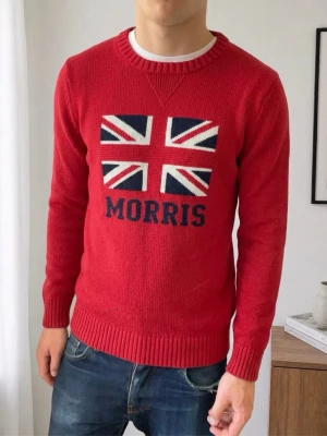 Morris Storbritannien tröja - Säljer en sjukt fet tröja från Morris i färgen röd med Storbritanniens flagga. Tröjan är i bra skick då den har varit väl omhändertagen förutom tre små fläckar på magen men som lätt bör gå bort i tvättmaskinen. Tröjan är i M och sitter även som M. Hör gärna av er vid frågor elr funderingar!! 