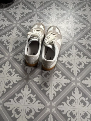 Sneakers - Snygga vita sneakers köpta från care of carl. Maison