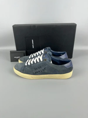 Blå Saint Laurent SL/06 Skor - • The shoes have been gently used and are in very good condition  • Size: 40.5 (fits 41–41.5)  • Color: Blue  • Retail price: 7200 SEK / 650€  • Box & Saint Laurent booklet included 