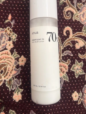 Anua Heartleaf 70 Toner 200ml - Fräsch toner från Anua med 70% heartleaf-extrakt. Kommer i en stilren, vit plastflaska med minimalistisk design och svart text. Perfekt för att lugna och återfukta huden i din dagliga hudvårdsrutin. Innehåller 200 ml. Använd få gånger, nästan fullt kvar. 