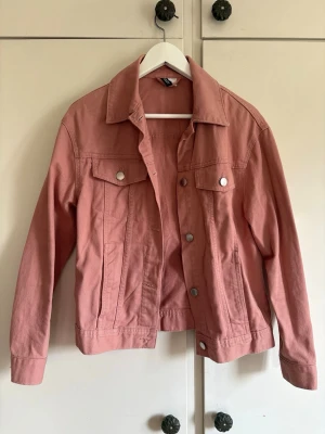 Jeansjacka från hm  - I storlek xs 
