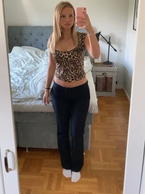 Leopardmönstrad topp - Snygg leopardmönstrad mesh topp med korta ärmar och djup v-ringning. Tunn och stretchig i materialet. Svarta detaljer längs halsringningen ger extra kontrast. Säljer den då den inte används ❣️