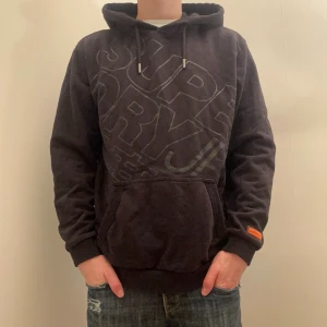 Superdry hoodie svart - Vid köp av fler produkter erbjuds bättre pris. Skriv vid ytterligare frågor eller funderingar🤝