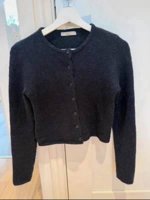 Svart kofta från Filippa K - Säljer en fin mörkblå kofta från Gina Tricot i storlek XS. En stilren och lättmatchad basfavorit som passar perfekt året runt!  Koftan har rund halsringning och en klassisk passform som gör den enkel att bära både till vardags och lite mer uppklätt. Mjuk och bekväm med tidlös design som aldrig går ur stil.  ✔ Storlek XS✔ Klassisk mörkblå färg✔ Rund halsringning✔ Bekväm och lättmatchad✔ Perfekt basplagg i garderoben✔ Kanonskick✔ Djur- och rökfritt hem  Möjlighet finns både att hämta och få skicka