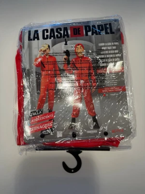  La Casa de Papel maskeradkostym – helt ny med prislapp! 🔥 - Säljer en officiellt licensierad maskeradkostym från Funidelia, inspirerad av den ikoniska Netflix-serien La Casa de Papel 💥  ✨ Helt ny och oanvänd – prislappen sitter kvar ✨ Perfekt till maskerad, Halloween eller temafest ✨ Klassisk och direkt igenkännbar outfit  En riktig crowd-pleaser som garanterat gör succé på festen! 🙌  Säljes då den tyvärr inte kommit till användning.  📦 Snabb leverans 💬 Hör av dig vid frågor!