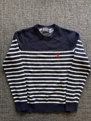 Scotch & Soda tröja  - Sjukt eftertraktad Scotch & Soda tröja i randig marinblå/vit – sjukt sällsynt, stl S. Fint skick och sitter riktigt bra, perfekt till vardag 🌿 lite nopprig  Kan även gå ner lite i pris vid snabb affär ✌️ Skickas inom 24h 📦