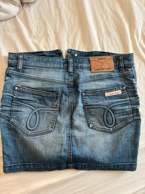 Jeans kjol Calvin Klein  - Kjol i jeansmaterial från märket Calvin Klein, jättefin! 