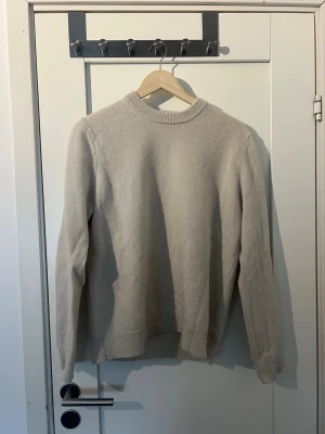 Stickad herr tröja - En krämvit stickad tröja från Samsøe i storlek L, använd några gånger