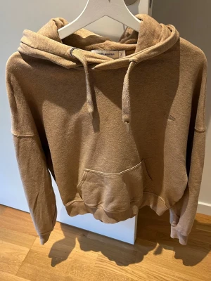 Hoodie Carin Wester - Jättefin o skön hoodie från Carin Wester. Använd några få gånger, inga defekter förekommer. Den har ett litet tryck på bröstet, se bild 3. Säljer eftersom det inte är min stil. Skriv för fler bilder 🩷