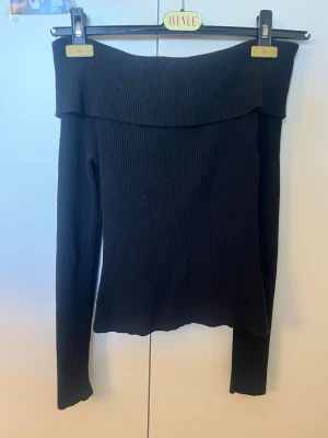 Ribbad off-shoulder tröja 🖤 - Jättefin off shoulder tröja från H&M!⭐️Mycket stretchiga så passar förmodligen en storlek upp också 💘 Finns fler bilder att få om det vore intressant!