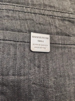 Grå jeans från Dsquared2 - Snygga grå jeans från Dsquared2 med klassisk femficksmodell och raka ben. Jeansen har en metallbricka med logga på bakfickan och är tillverkade i ett slitstarkt denimtyg. Perfekta för dig som vill ha en stilren och trendig look.