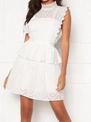 Vit spetsklänning med volang  - Säljer denna jättefina Olivia Crochet Dress white från bubbelroom. Nypris 999 kr. Helt slut på hemsidan och de skriver att den inte kommer in igen. Storlek 32/xxs. 