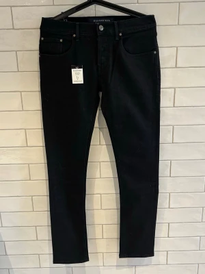 Handpicked Milano Jeans - Handpicked Milano | Storlek: 30 | Färg: Svart | Modell: Milano (slim/skinny) | Skick: 10/10, aldrig använda | Modellen är ~177cm 62kg | Nypris: 300€