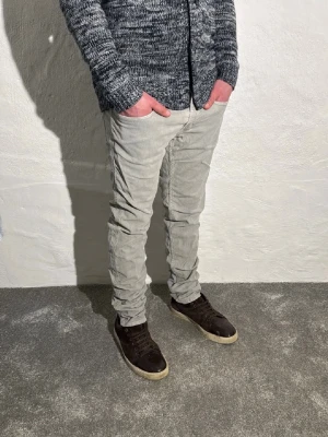Replay jeans  - Ett par riktigt snygga jeans från Replay i storlek W33 L32 i modellen Anbbas 