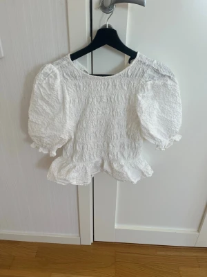 Vit blus  - Sååå fin blus med knytning i ryggen! Köpte på Zara i Portugal o använd endast en gång💗💗