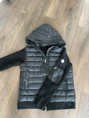 Svart Moncler cardiganjacka - Svart cardiganjacka från Moncler.                      Storlek M. Helt ny och aldrig använd. Säljer för att den inte passade mig. Skriv vid frågor eller fler bilder‼️