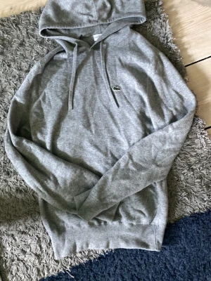 Lacoste hoddie  - Snygg Lacoste hoodie inte så tjock så parfekt till sommarkvällarna 100% äkta org pris 1199kr på rea inga defekter plagget är o nyskick sitter bra på personer som är imellan 170-180 skriv vid funderingar
