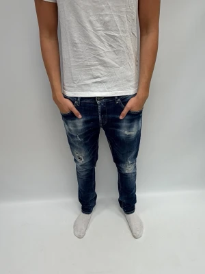 Dondup  - Riktigt schysta dondup jeans och ha nu till sommaren jeansen är köpte på United i Gbg väldigt svåra att få tag på. Är 190 lång väger 80 kg skriv vid fler frågor 