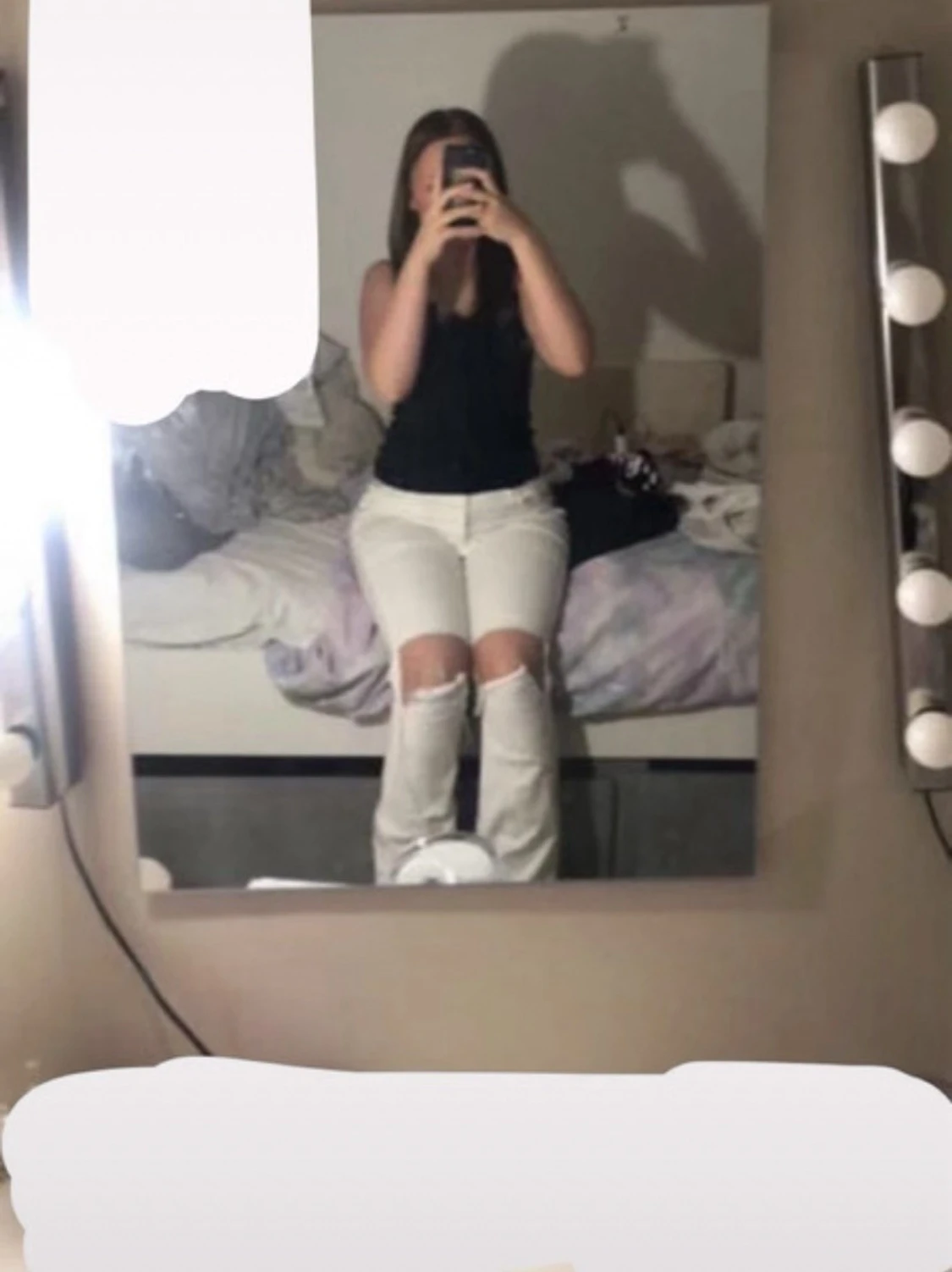 Vita ripped jeans med hål på knäna