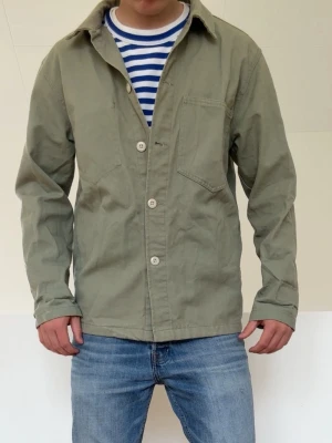 Olivgrön overshirt  - Olivgrön overshirt sitter i strl M. Bra skivk utan nåra defekter och hör gärna av er vid frågor elr funderingar!!