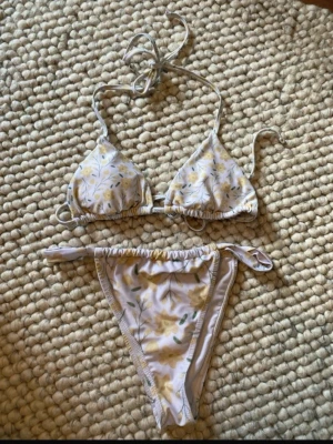 Supersöt bikini med blommor - Säljer detta supersöta bikini-sett med blommor🤍 Storlek S i båda delar (obs bara överdelen kvar) 